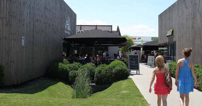 The arrival in the restaurant area in the centre is marked by the wooden architecture and a neat vegetation