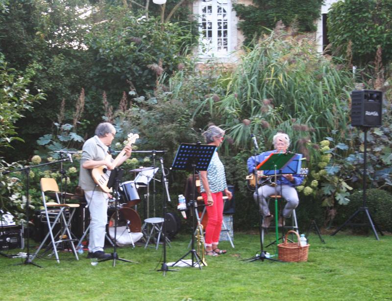 A group of musicians to animate the evening in Paul's garden