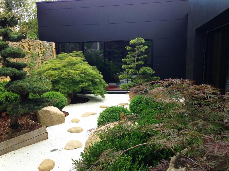 A separate patio and Japanese paintings that also amaze from inside the house