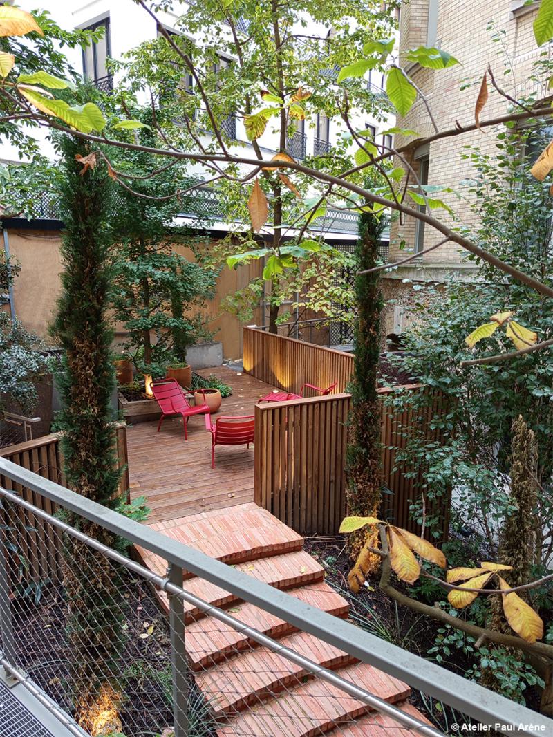 Le bois et la brique structure le jardin