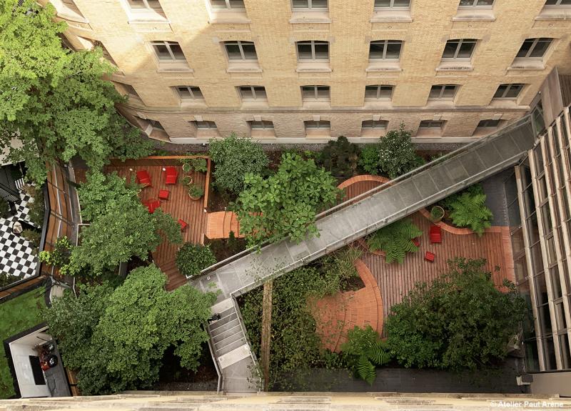 Une cour jardin perceptible depuis les étages